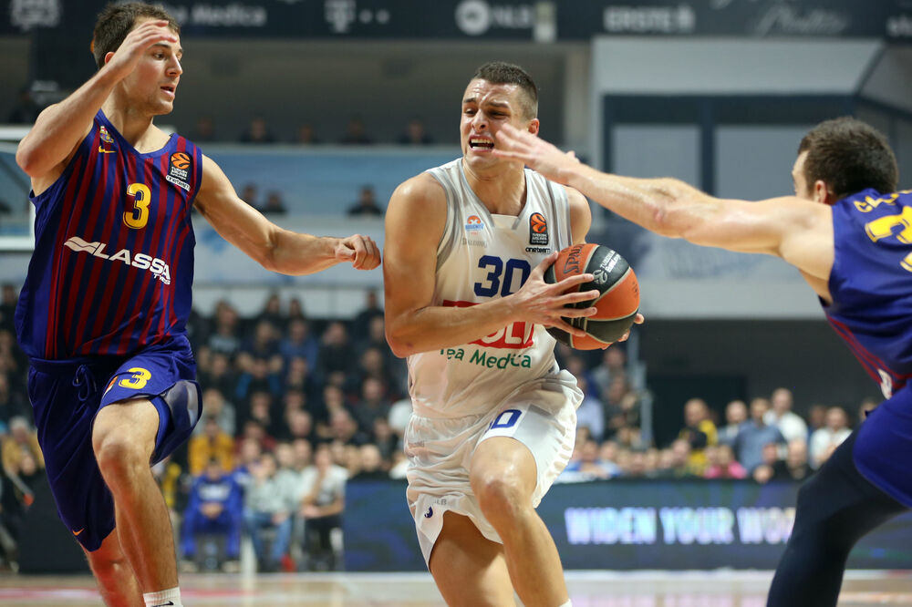 Petar Popović u duelu sa košarkašima Barselone