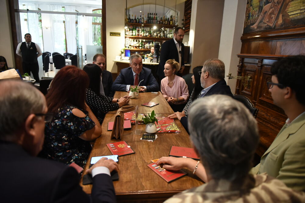 Đukanović tokom susreta s predstavnicima Crnogorske zajednice u Asunsionu