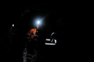 Indija: U ilegalnom rudniku uglja blokirano 13 rudara