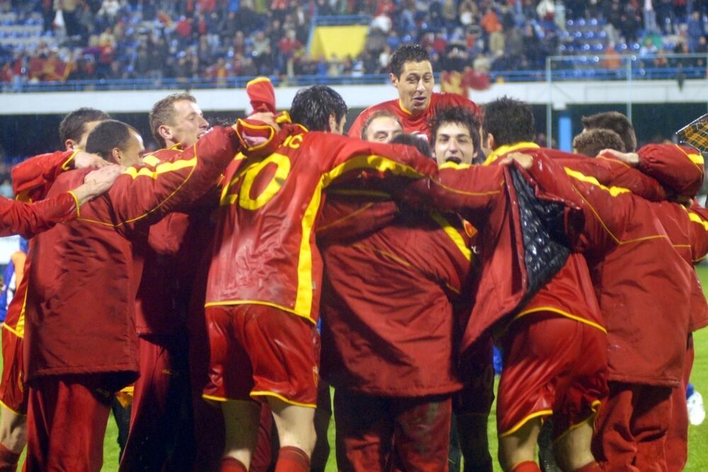 Slavlje naših fudbalera nakon istorijske pobjede nad Mađarskom 2007.