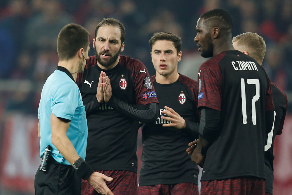 Fudbaleri Milana na sinoćnjoj utakmici sa Olimpijakosom, Foto: Reuters