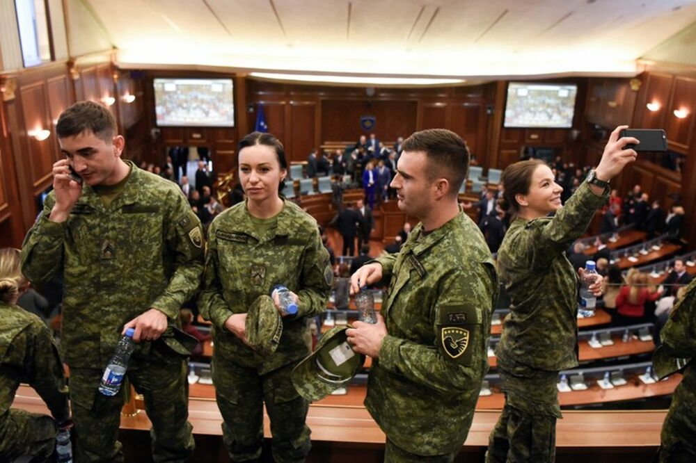 Zasedanju Skupštine Kosova prisustvovali su i predstavnici Bezbednosnih snaga Kosova - neki nisu odoleli prilici za selfi fotografiju, Foto: ARMEND NIMANI/AFP/Getty Images
