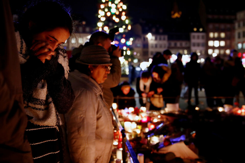 Okupljeni odali poštu žrtvama, Foto: Reuters