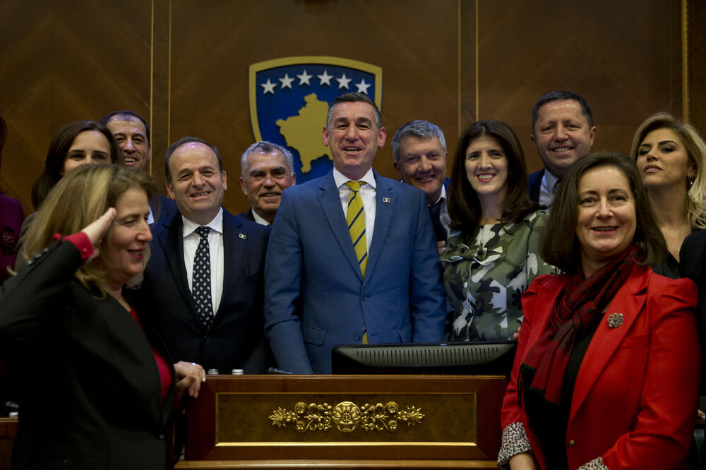 Predsjednik parlamenta Veselji sa poslanicima, Foto: BETA-AP