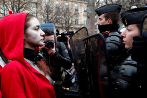 Kad gole grudi, simbol slobode i Deda Mraz krenu na sistem