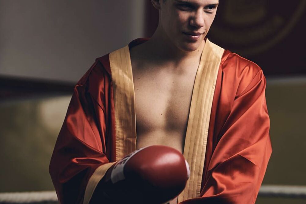 Obje profi pobjede Mića je izvojevao prekidom u 2. rundi