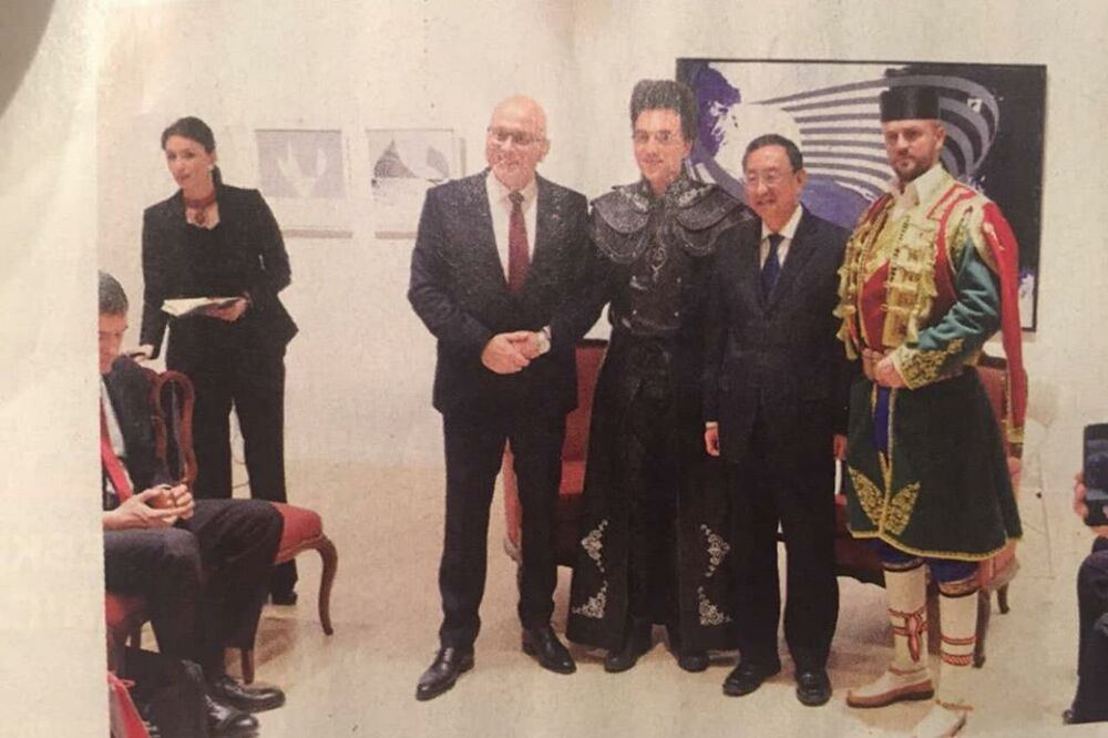 Guslar u crnogorskoj nošnji na otvaranju srpskog Kulturnog centra u Pekingu, Foto: Twitter, Twitter