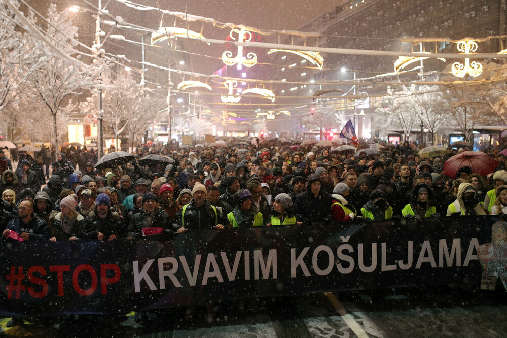 Sa sinoćnjeg protestnog okupljanja u Beogradu, Foto: Reuters