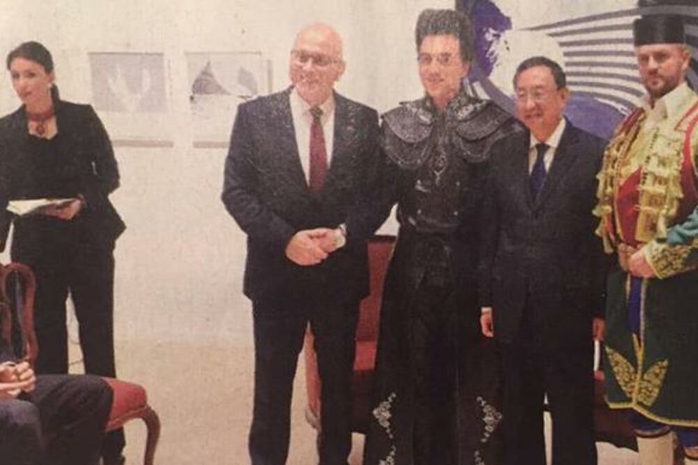 Guslar u crnogorskoj nošnji na otvaranju srpskog Kulturnog centra u Pekingu (Foto: Twitter), Foto: Twitter