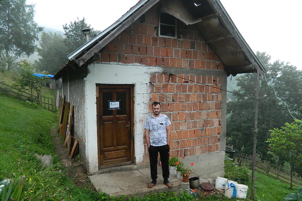 Martinović ispred svog doma, Foto: Tufik Softić