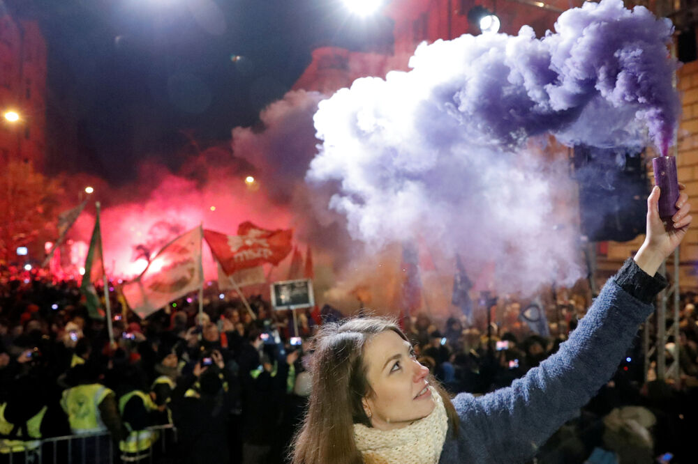 Ana Donat, potpredsjednica pokreta Momentum, na protestima u nedjelju, Foto: Reuters