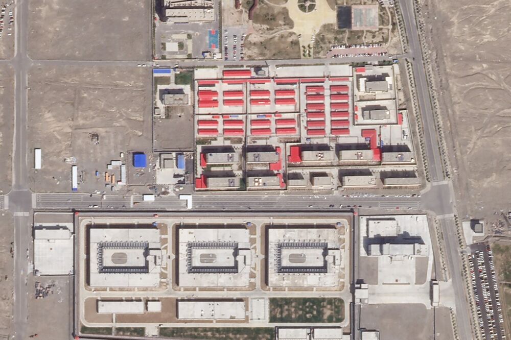 Više desetina naoružanih vojnika i policijskih pasa čuvaju stražu na ulazu u kamp, Foto: Beta/AP