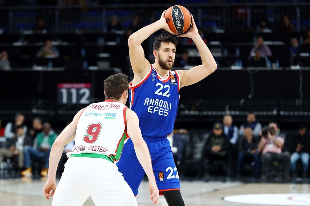 Adut Efesa: Vasilije Micić