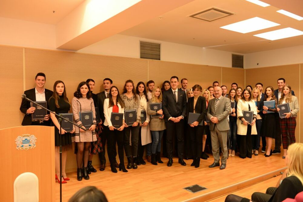 Nagrađeni studenti sa gradonačelnikom, Foto: Podgorica.me