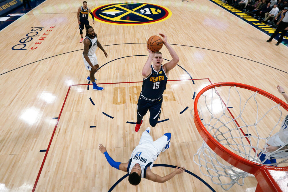 Jokić šutira na meču protiv Dalasa, Foto: Reuters