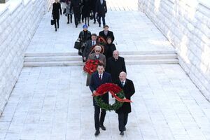 Delegacija Glavnog grada položila vijence na Spomenik partizanu...