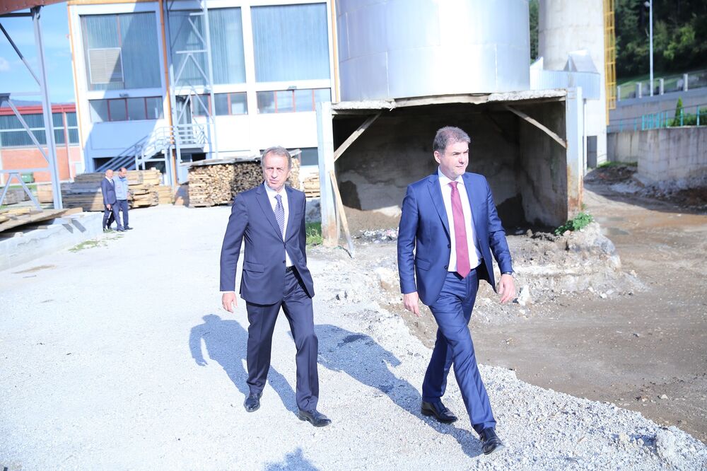 Pomaganje i praštanje dugova nema granica: Brković i Ivanović u “Vektri Jakić” 2016. godine, Foto: Gov.me