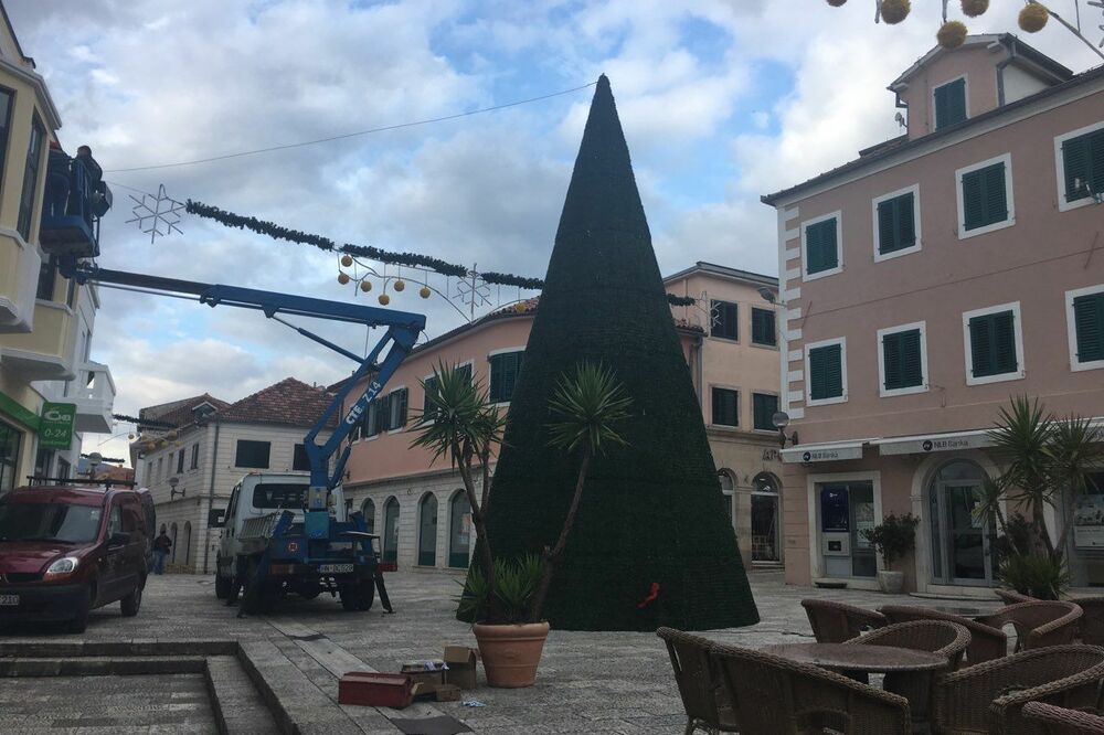 Jelka na glavnom gradskom trgu u Herceg Novom, Foto: Slavica Kosić