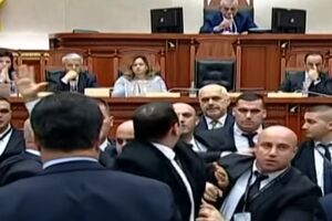 Haos u albanskom parlamentu: Poslanik Ramu gađao jajima