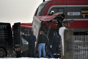 Srbija: Petoro poginulih, voz prepolovio autobus u sudaru