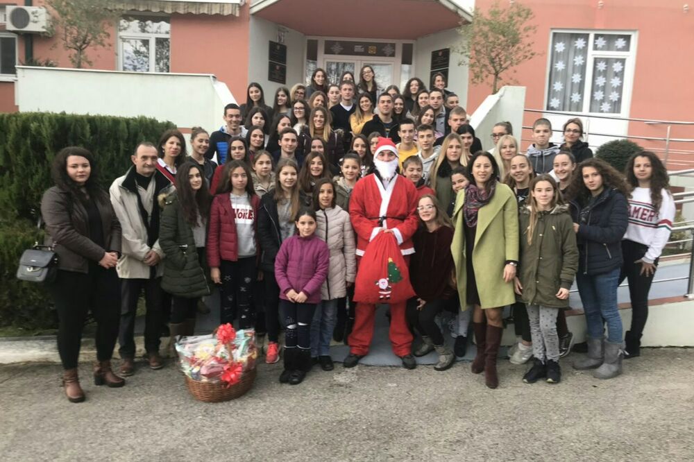 Tivatski đaci velikog srca: Uručeni paketići djeci iz Doma u Bijeloj, Foto: Siniša Luković