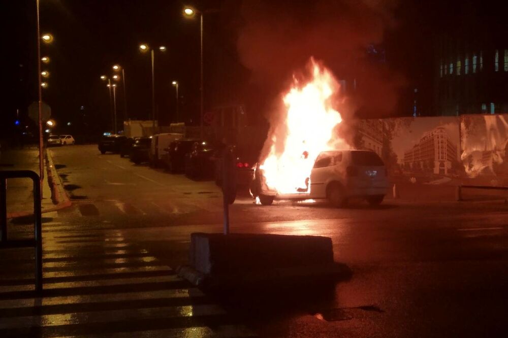 Auto se prema riječima očevidaca zapalio sam od sebe: Ulica Stanka Dragojevića, Foto: Jelena Kontić