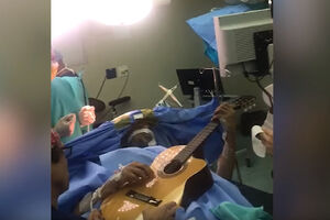 Pogledajte: Južnoafrički muzičar svirao gitaru dok mu je operisan...