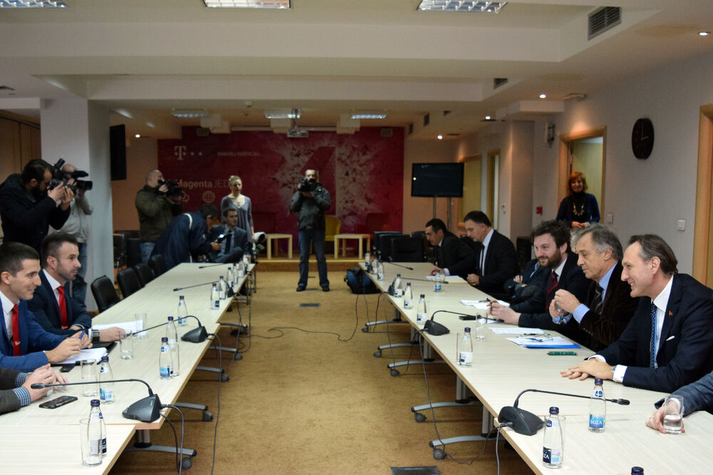 Uslov na uslov: Sa jednog od ranijih sastanaka opozicije, Foto: Boris Pejović