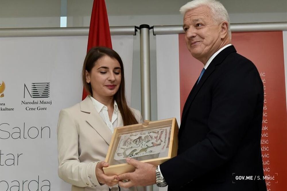 Premijer Marković dodjeljuje Lubardinu nagradu Milki Delibašić, Foto: Gov.me/Saša Matić