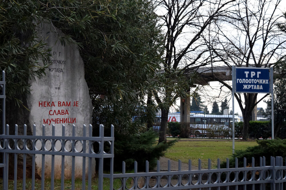 Trg sa spomenikom tik uz Autobusku stanicu, Foto: Luka Zeković