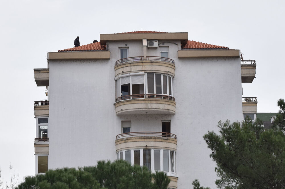 Popravljanje korva na zgradi, Foto: Luka Zeković