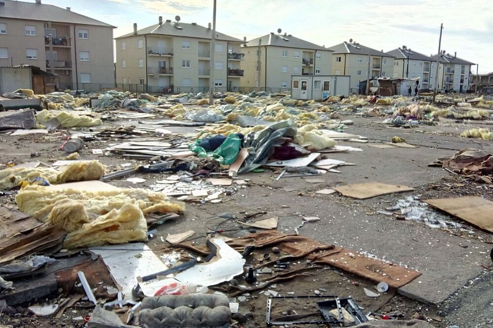 Razbacana staklena vuna, Foto: Privatna arhiva