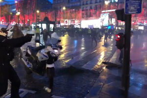 Video koji je šokirao Francusku: Policajac uperio pištolj na "Žute...
