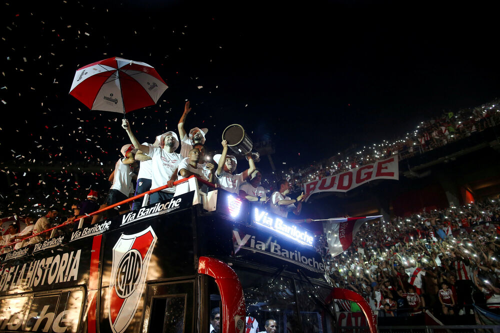 Igrači Rivera slave sa navijačima, Foto: Reuters