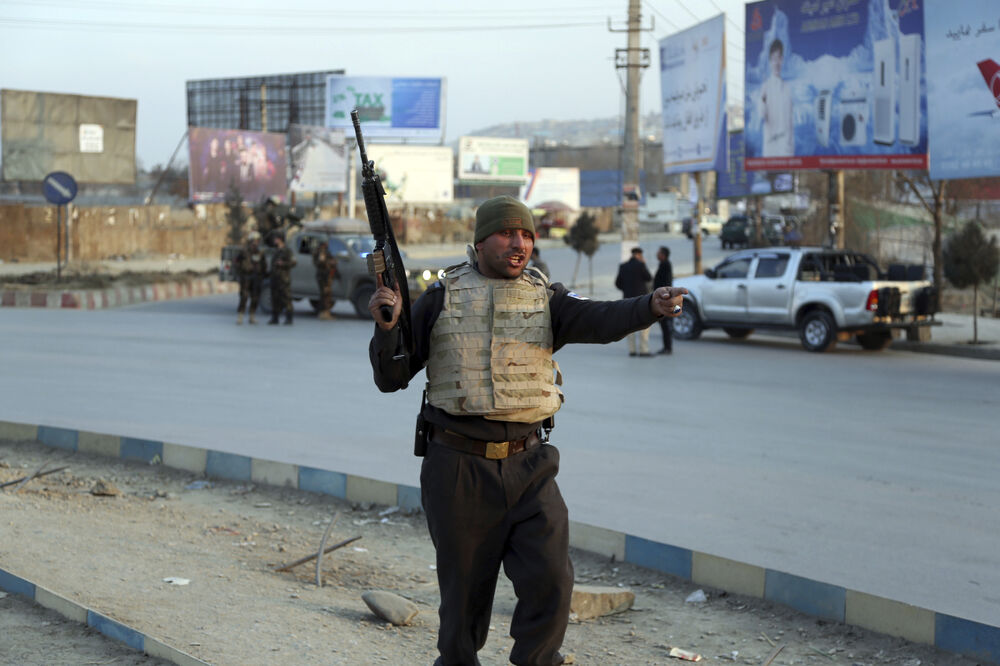 Pripadnik Bezbjednosnih snaga Avganistana na mjestu događaja, Foto: BETA/AP