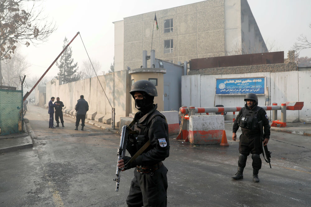 Avganistanski policajci ispred zgrade koja je napadnuta, Foto: Reuters