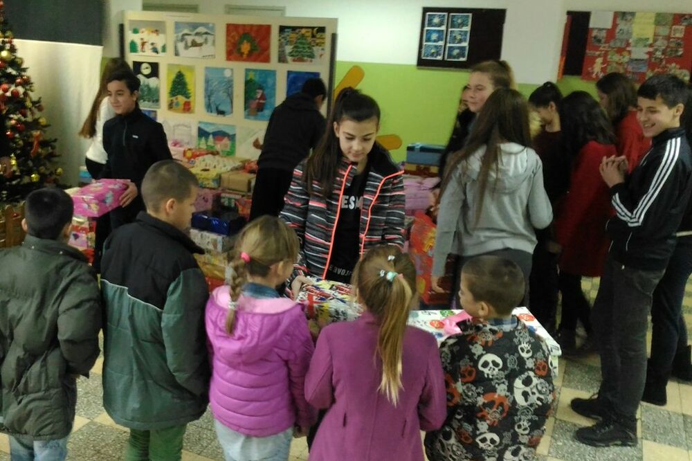 Uručivanje poklona, Foto: Privatna arhiva