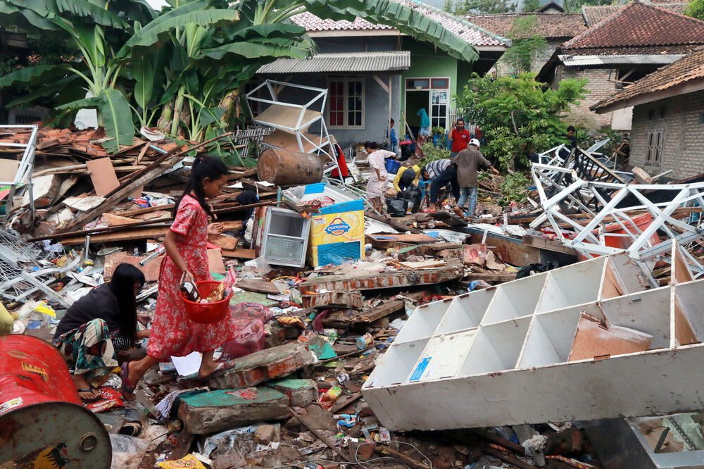 Broj žrtava cunamija u Indoneziji porastao na 420, Foto: Reuters