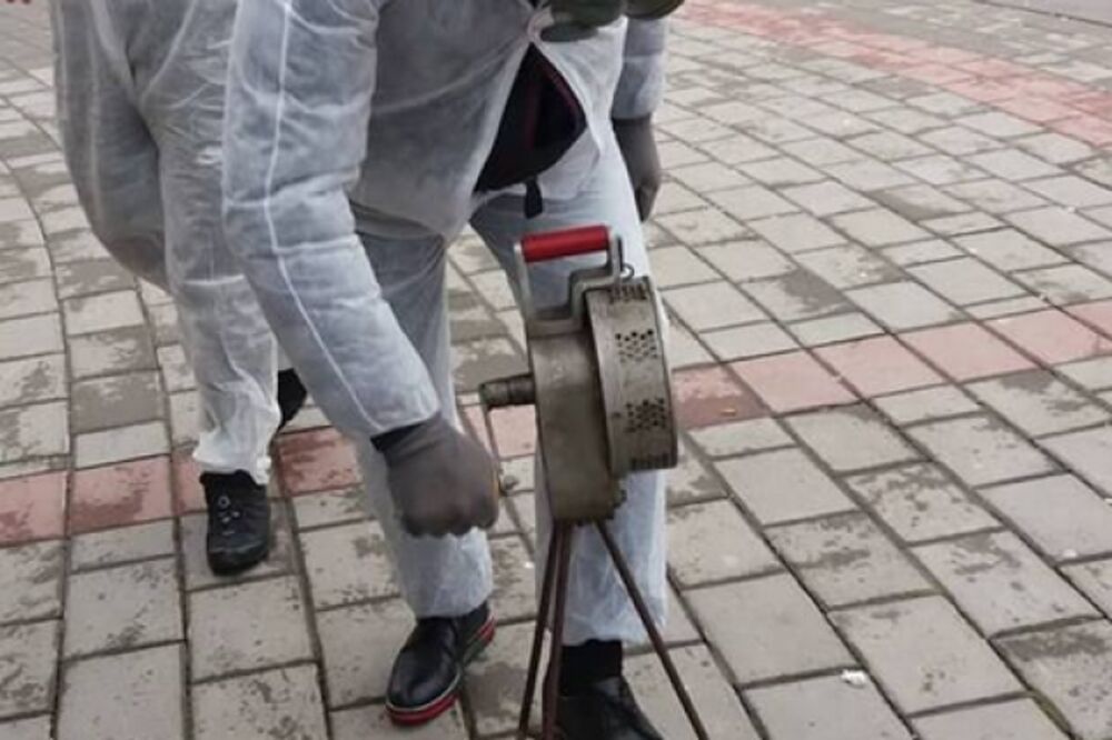 Mitrović ispred zgrade Opštine, Foto: Goran Malidžan