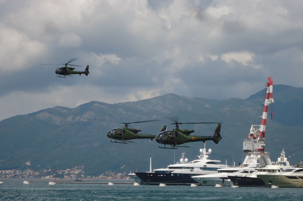 Helikopteri tipa “gazella” iznad Tivta, Foto: Siniša Luković