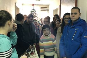 Članovi Đačkog parlamenta SMŠ "Mladost" uručili poklone djeci iz...