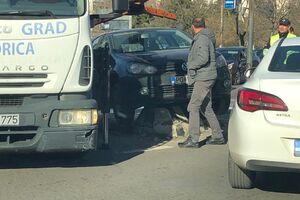 Podgorica: Službeno vozilo "završilo" na ostrvu na raskrsnici