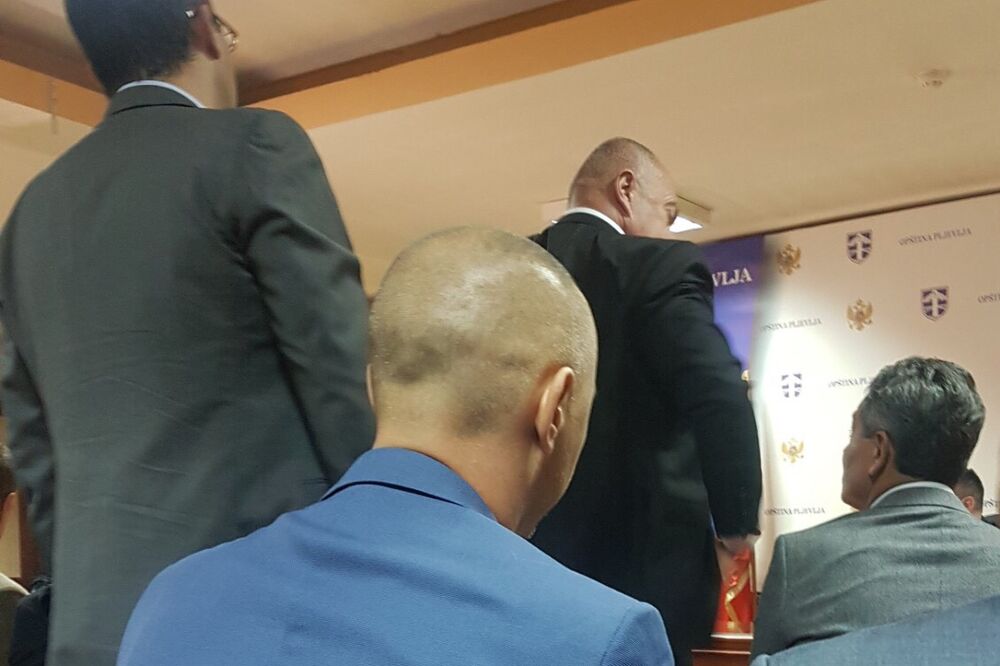 Đačić ne dozvoljava Bojoviću da dođe do govornice, Foto: Goran Malidžan