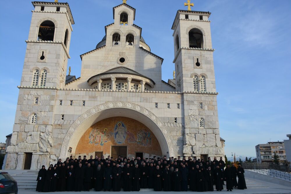 Sveštenici MPC ispred hrama u Podgorici, Foto: Mitropolija crnogorsko-primorska