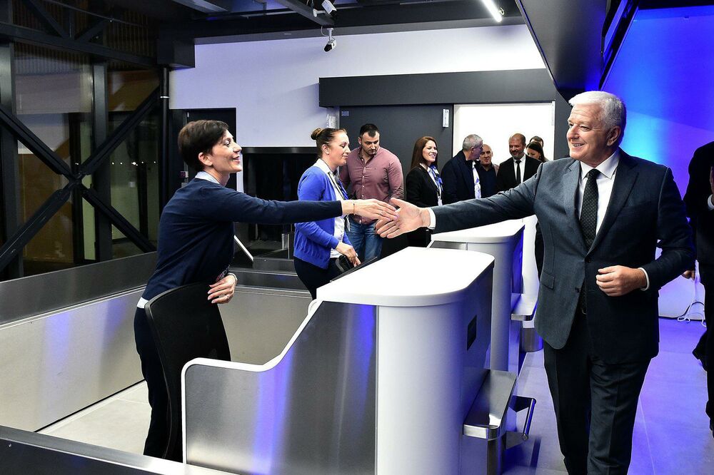 Marković sa radnicima Aerodroma..., Foto: Saša Matić/Vlada Crne Gore
