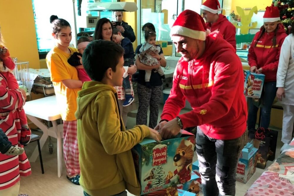 Vladimir Jovović u posjeti dječjoj bolnici