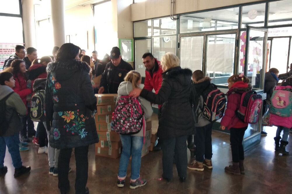 Podijeljeno 500 paketića, Foto: Crveni krst Nikšić