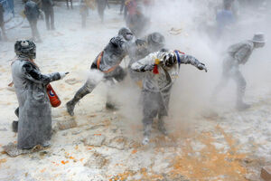 Pogledajte tradicionalnu borbu jajima i brašnom