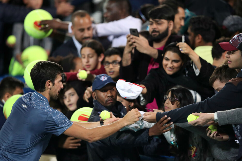 Novak Đoković sa navijačima u Abu Dabiju, Foto: REUTERS
