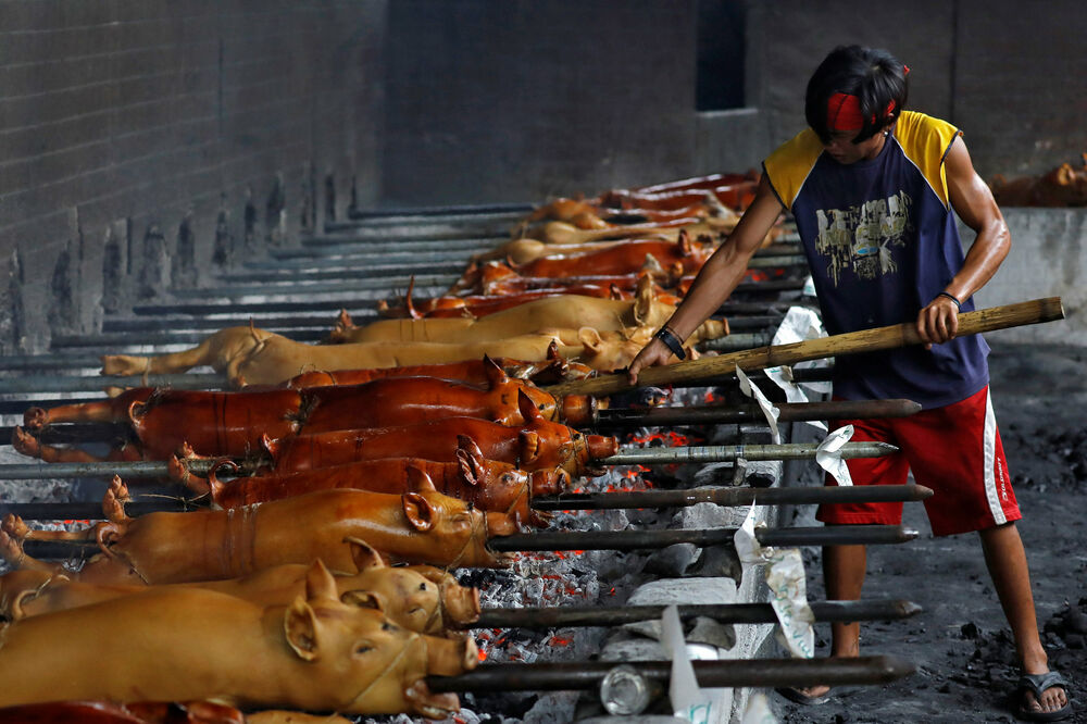 Pečeno praseće meso biće posluženo tokom dočeka Nove godine u Kezon sitiju na Filipinima, Foto: Reuters